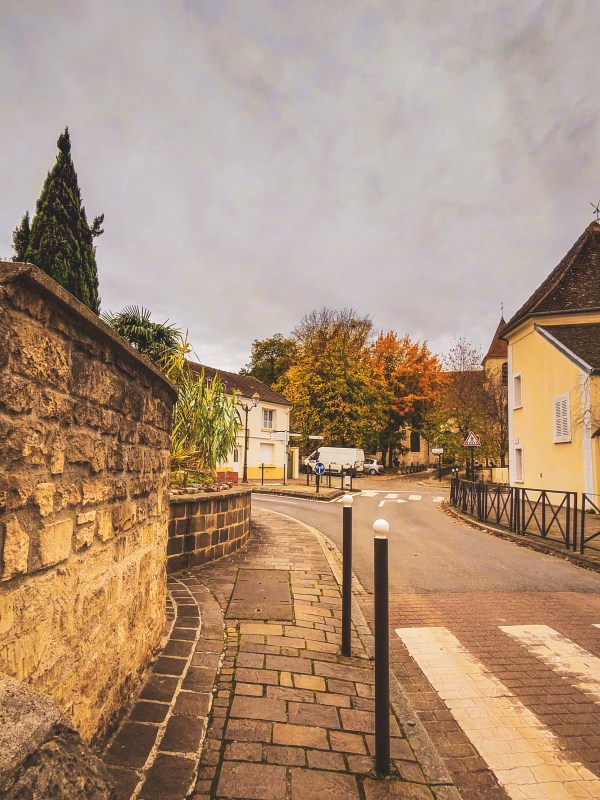 A paved lane and stone walls in Roissy-en-France.