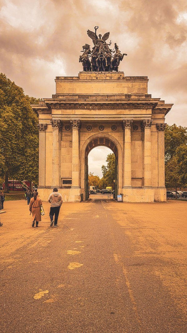 Wellington Arch with visitors beneath it.
