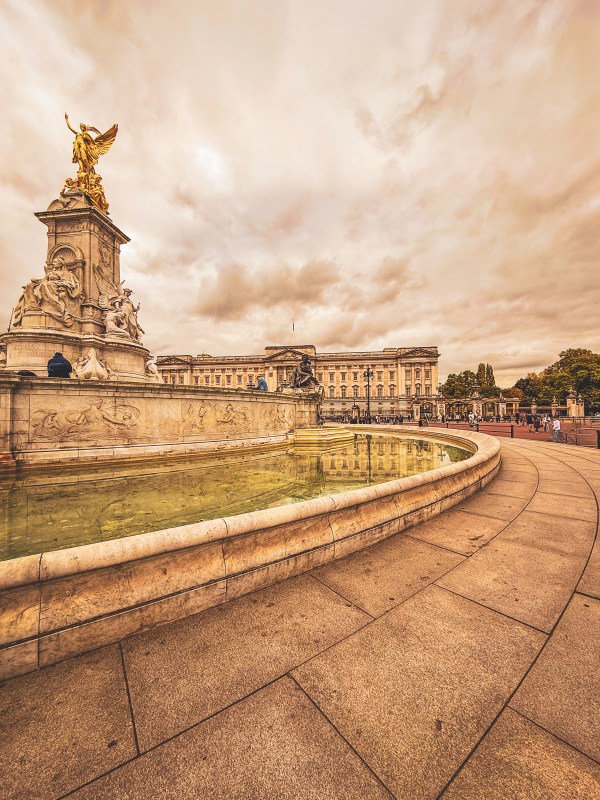 Victoria Memorial and curved path outside Buckingham Palace.